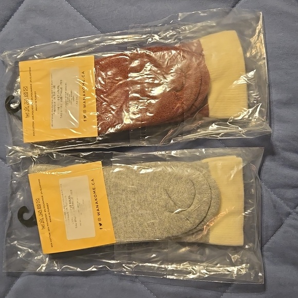 *4 For $20* Wanakome Cozy Socks - Gray and Burgundy 2 Pair XS/S - Picture 2 of 3